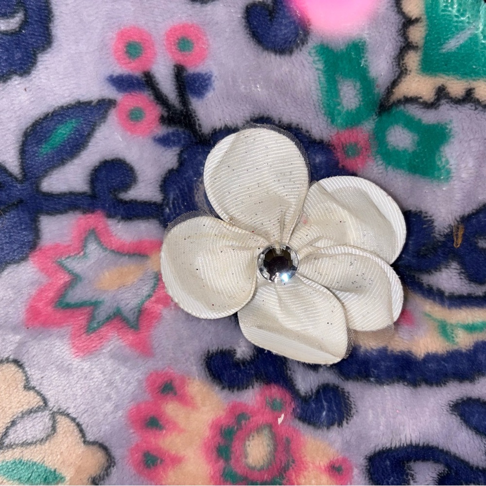 White flower hair bow